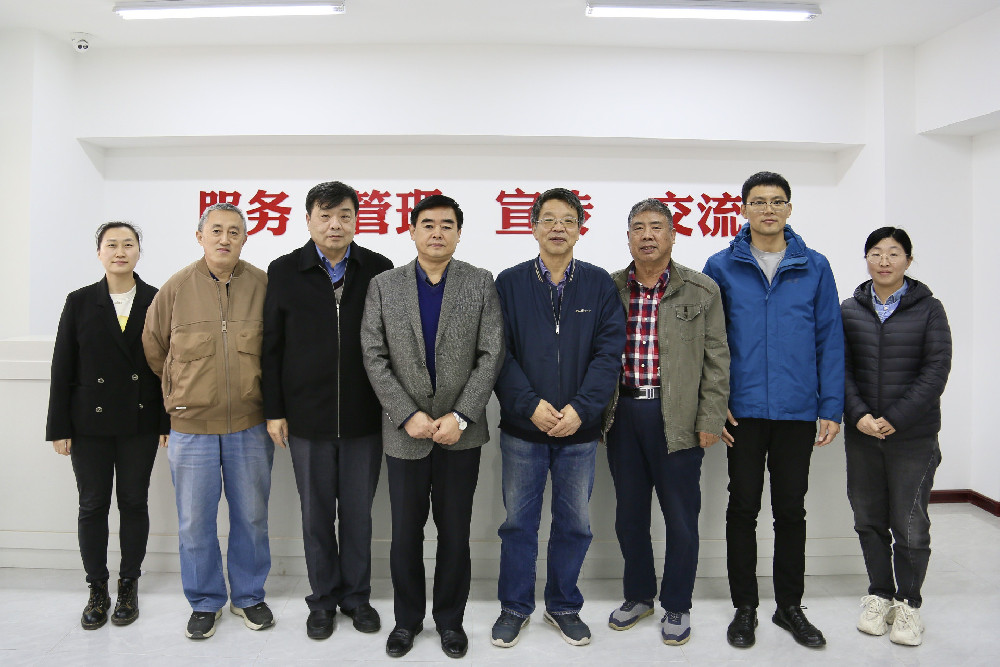 协会聘请高级顾问，协会员工合影